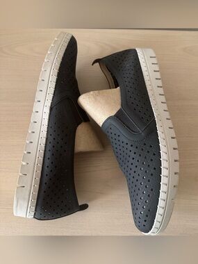 Easy Street Black Perforated Comfort Wave Slip-On Sneakers / Size 9